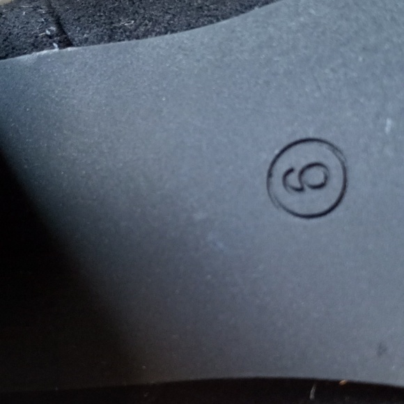 thigh high black heeled fashion boots - Picture 2 of 4